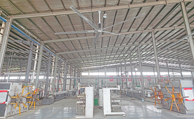 工业大风扇流线型扇叶在工厂顶部安装
